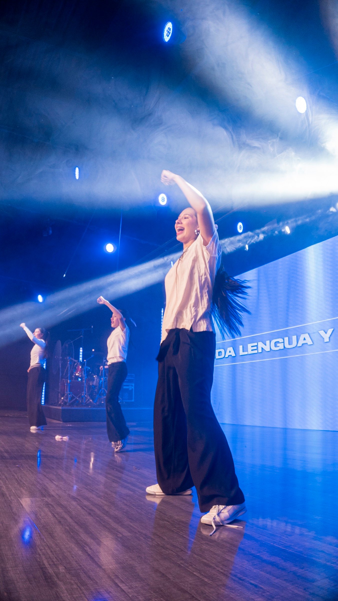 Bailarinas de Soplo Dance bajo las luces azules