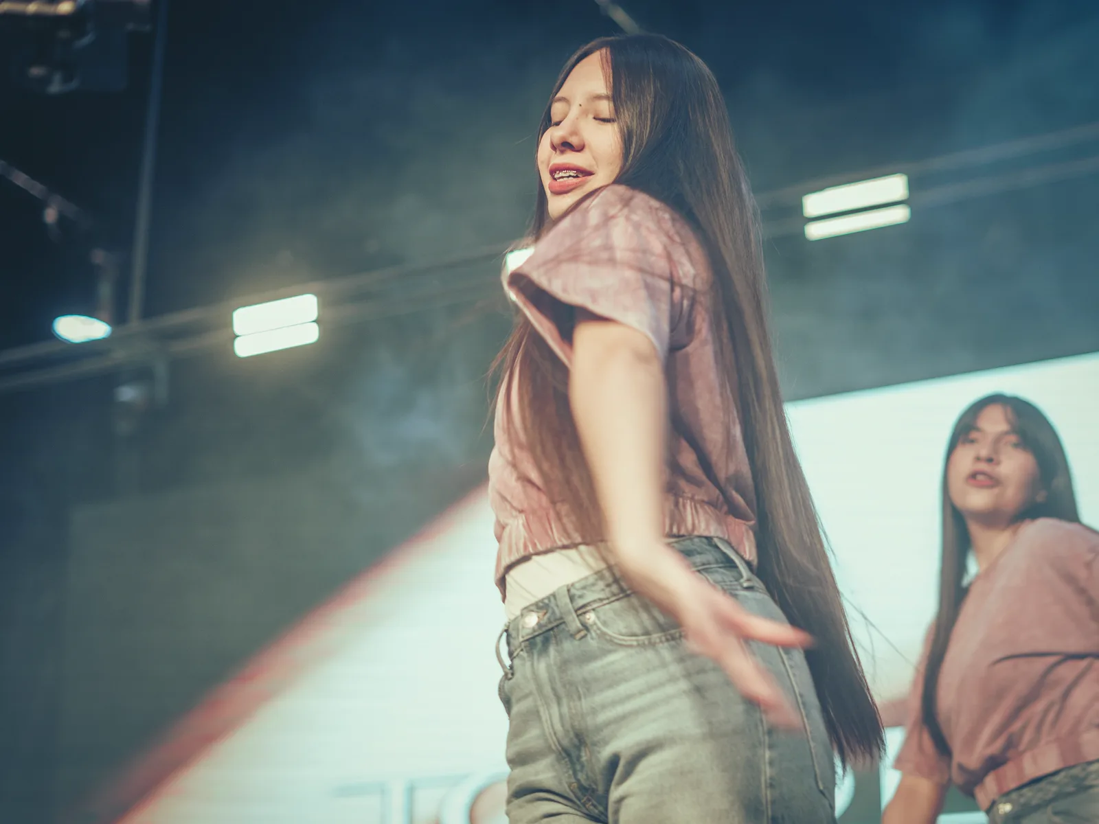 Dos chicas de Soplo Dance bailan en el escenario