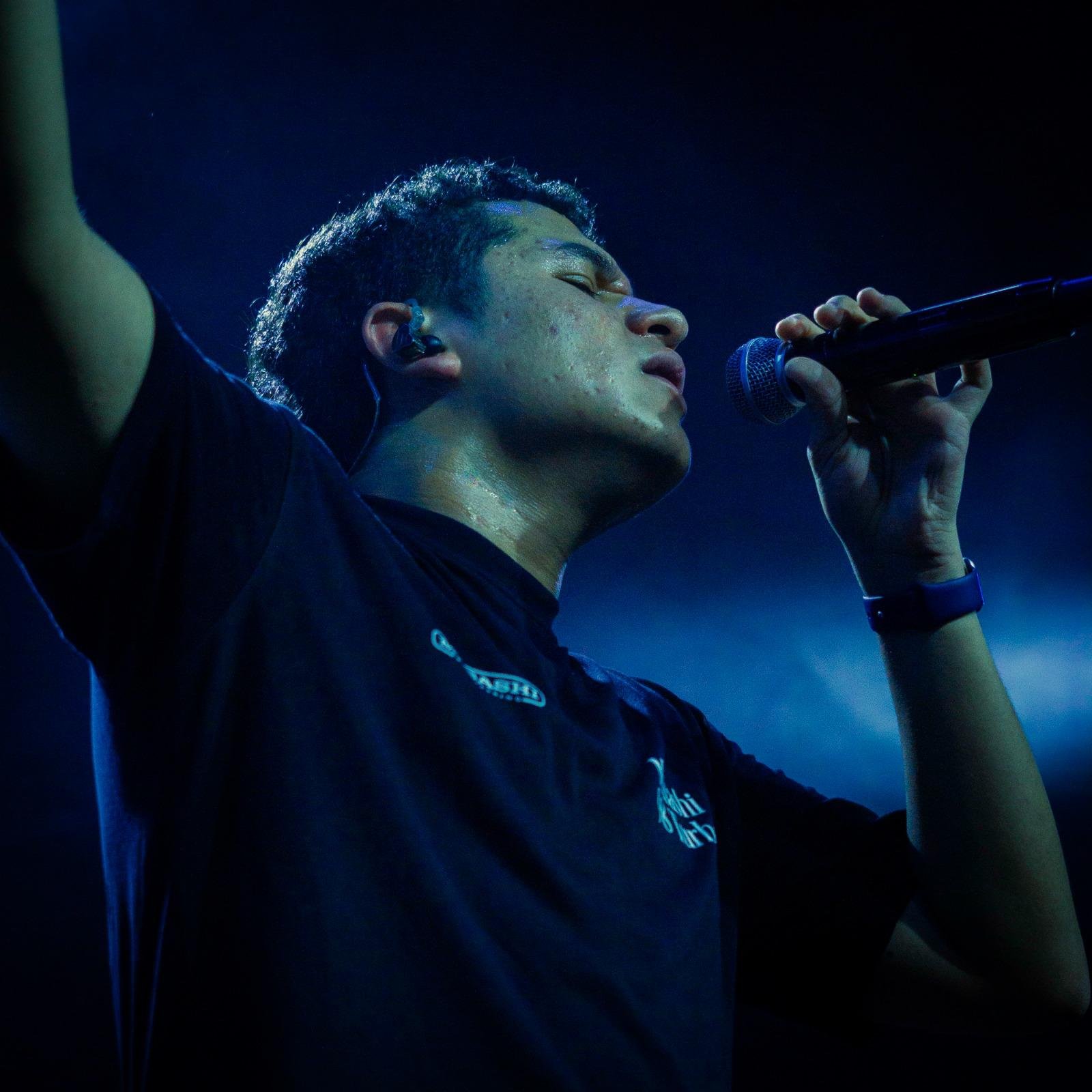 Cantante de Soplo Music bajo luces azules