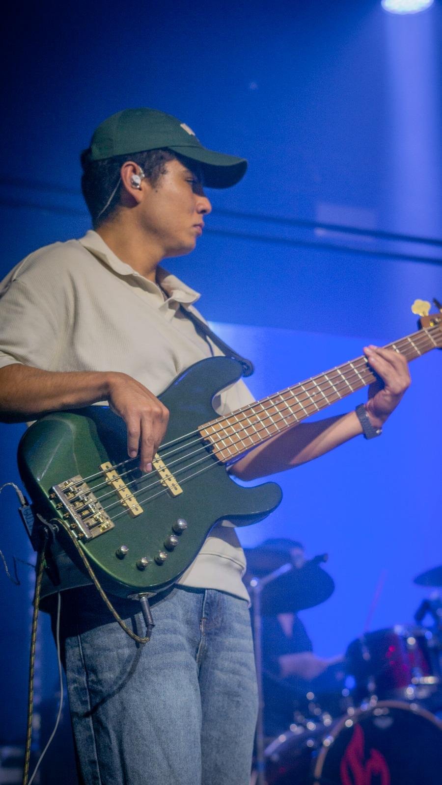 Bajista toca en el escenario