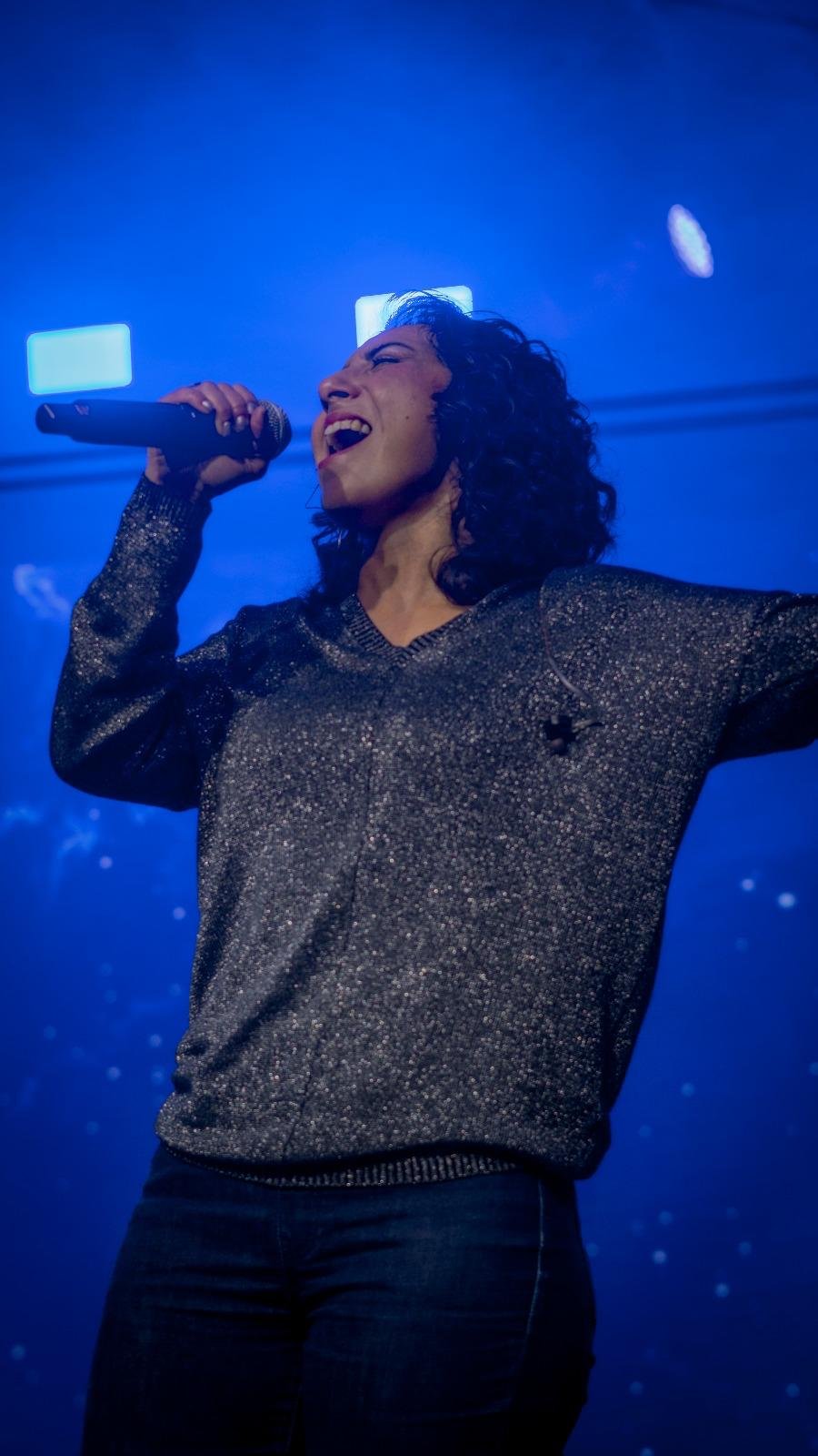 Cantante de Soplo Music bajo luces azules