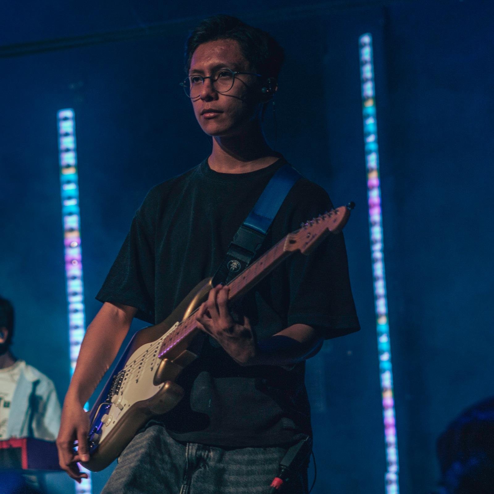Guitarrista toca durante una reunión