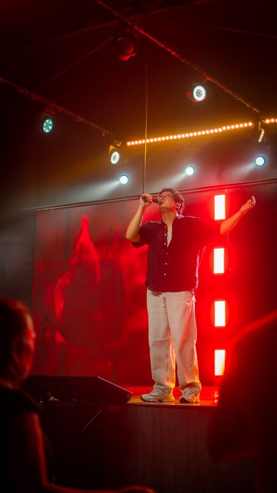 Cantante bajo luces rojas en el escenario