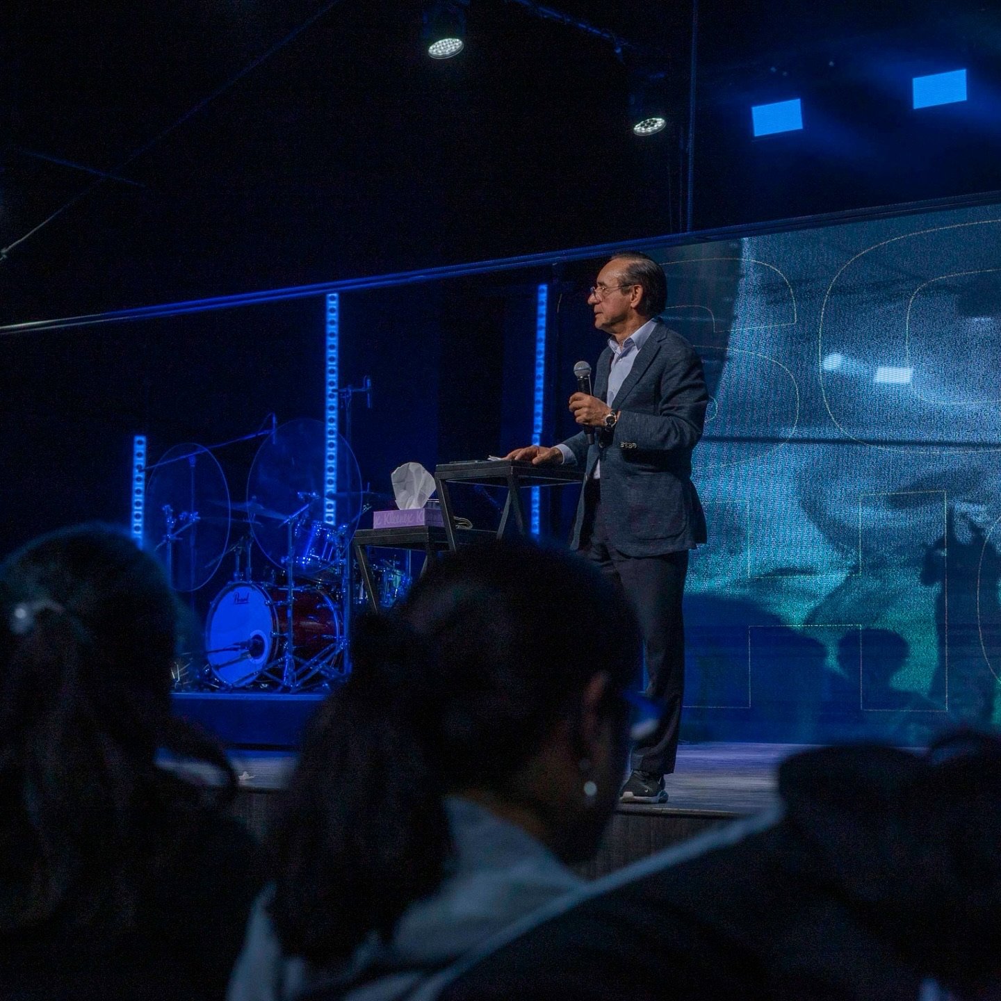 Pastor predicando en una reunión de Soplo de Vida