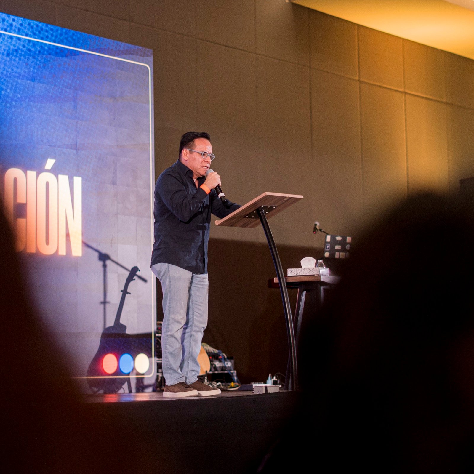 Pastor predicando desde el púlpito en Soplo de Vida